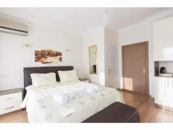 Zendy Suite Hotel Main image
